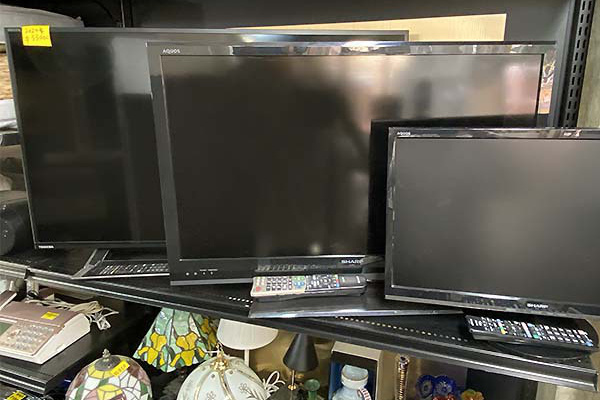 液晶テレビAQOSやREGZA有ります　万能屋